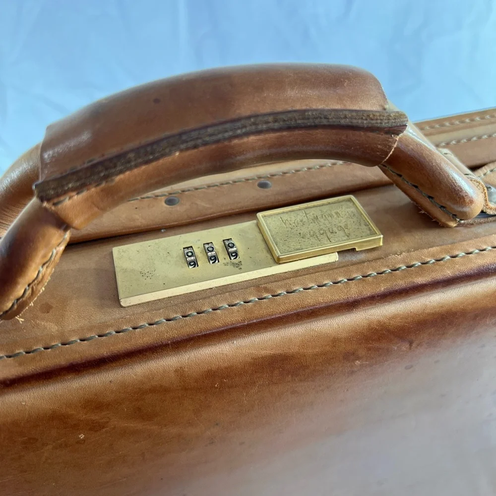 HARTMANN Stunning Authentic Belting Leather Woodbox Luggage Briefcase Attaché.